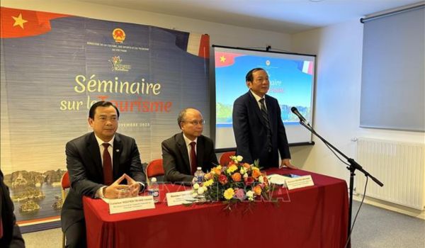 Nguyễn Văn Hùng, Ministro de Cultura, Deportes y Turismo, responde a las preguntas de los representantes de las agencias de viajes francesas