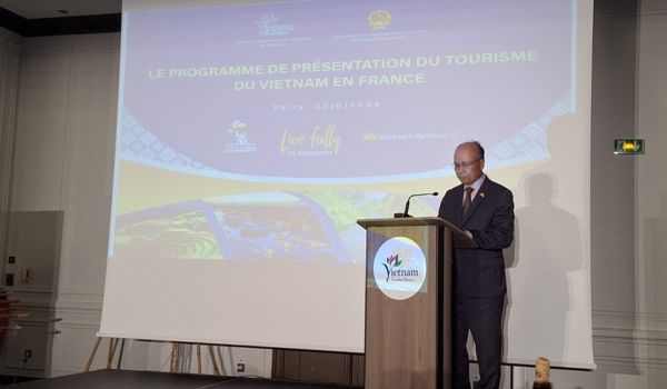 Nguyễn Trùng Khánh, director de la Oficina Nacional de Turismo de Vietnam, pronuncia el discurso de apertura del programa