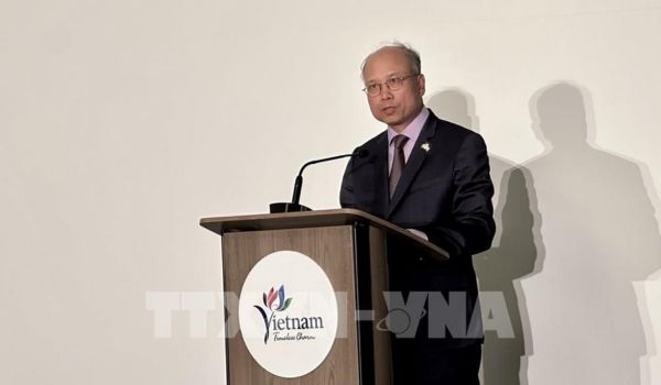 El embajador de Vietnam en Francia, Đinh Toàn Thắng, pronuncia un discurso en el evento