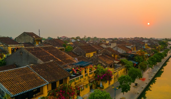 Algunos edificios de Hoi An aún conservan la influencia del barroco colonial francés.